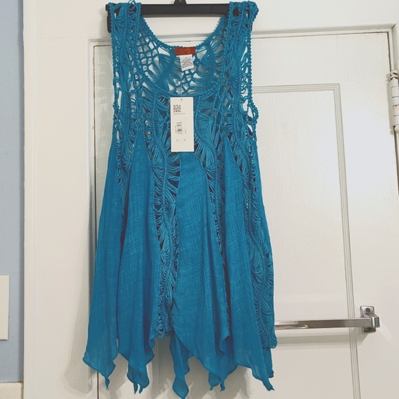 Scully Tops - Beautiful crochet handkerchief hem open weave turquoise tank top. Size small